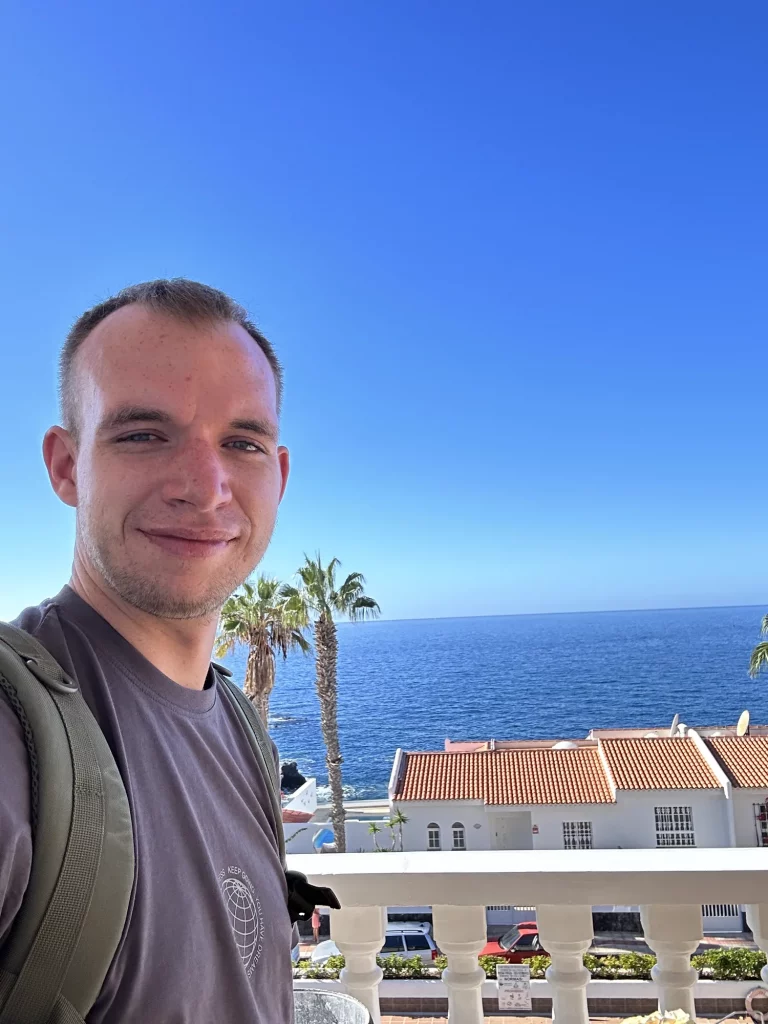 Paul Fenzl auf dem Balkon mit Meerblick