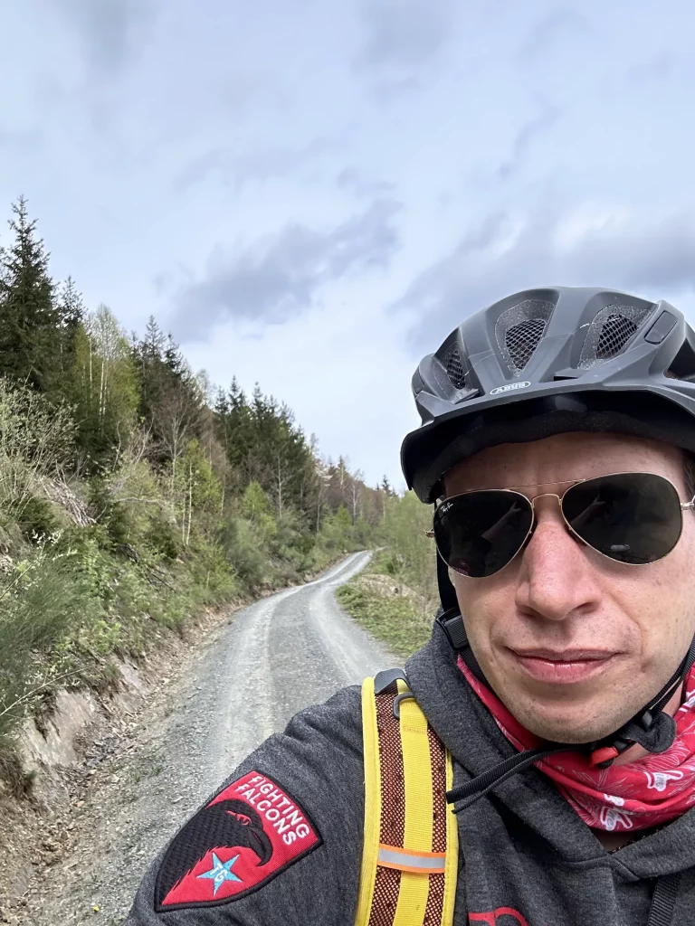 Paul Fenzl auf dem Mountainbike im Wald